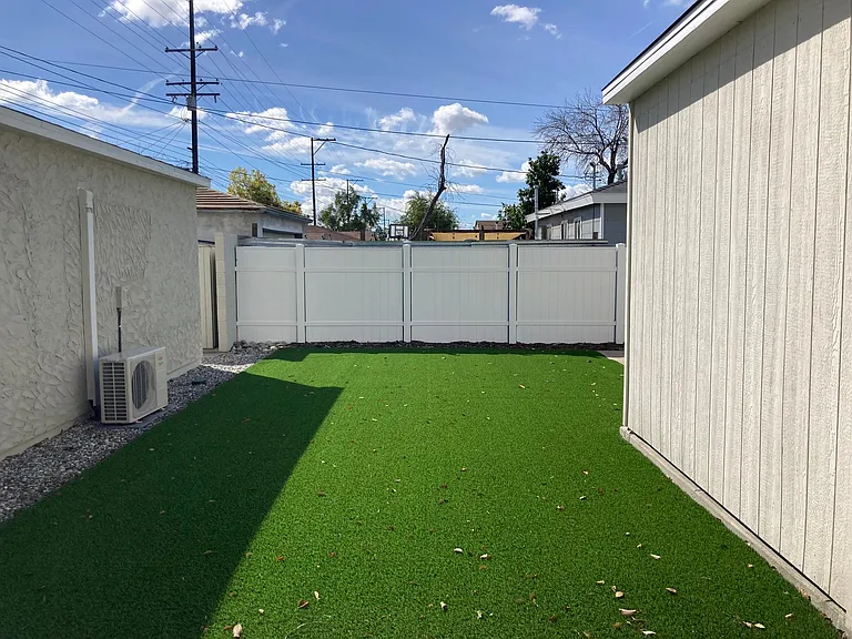 546 N Barbara Ave — Photo 32