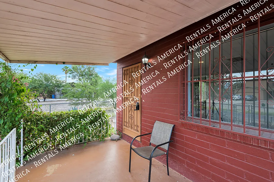 Central location, near U of A, — Photo 3