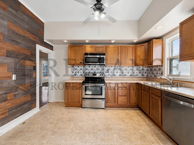 215 N King St — Photo 16