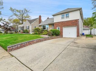 205 Dogwood Rd, Valley Stream, NY 11580