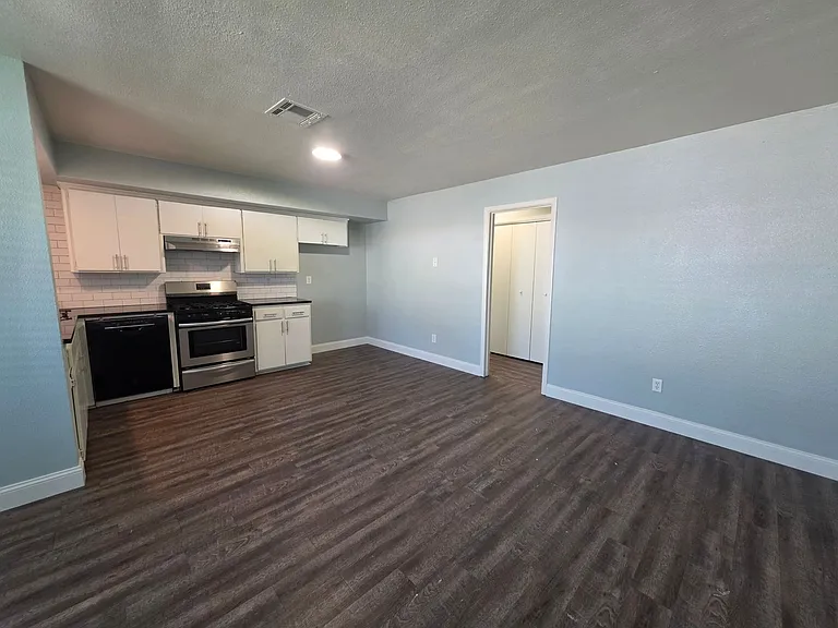 1115 E Parker St — Photo 4
