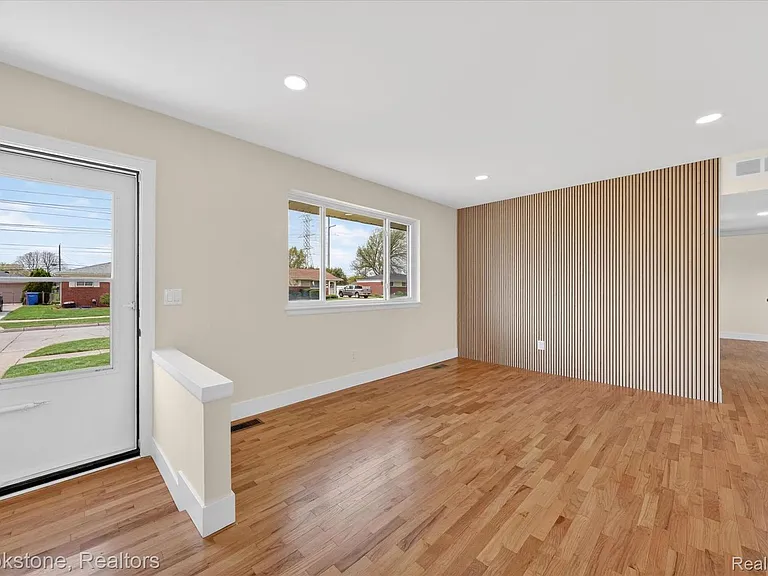 30428 Iroquois Dr — Photo 6