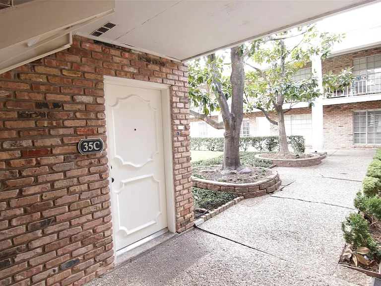 2101 Fountain View Dr #35 — Photo 3
