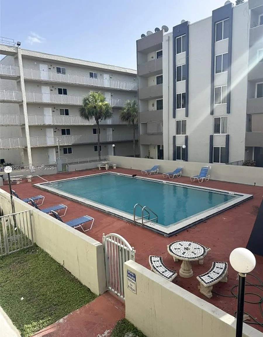 Samari Lake East Condo — Photo 1