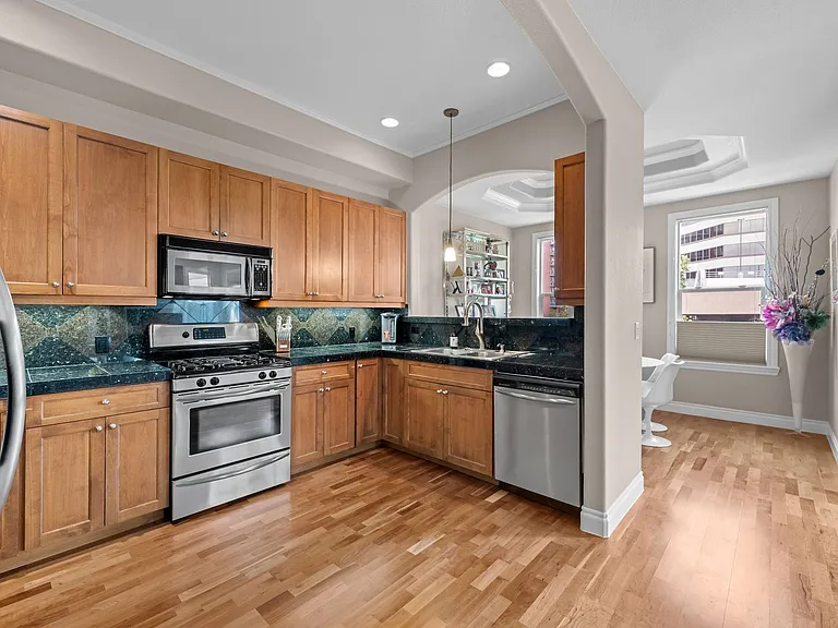 40 Madison St #303 — Photo 4