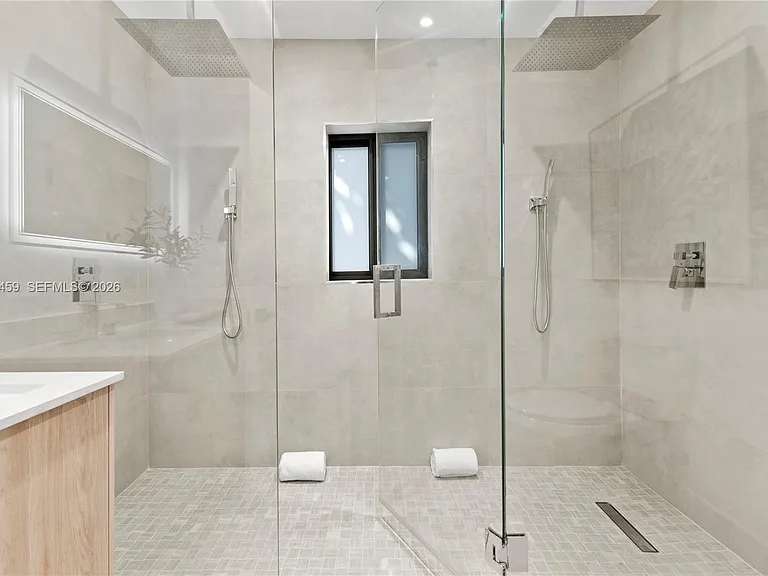 NE 2nd Ct — Photo 18