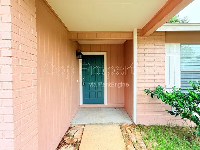 9319 Cliff Point Dr — Photo 3