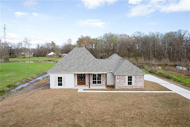 1st image of 44060 Bayou Blvd