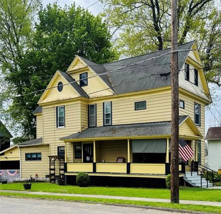 3 bed, 1.5 bath, 2456 sqft, $1,500 — Photo 1