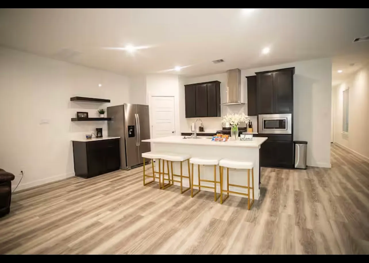 4 bed, 2.5 bath, 2054 sqft, $2,700 — Photo 2