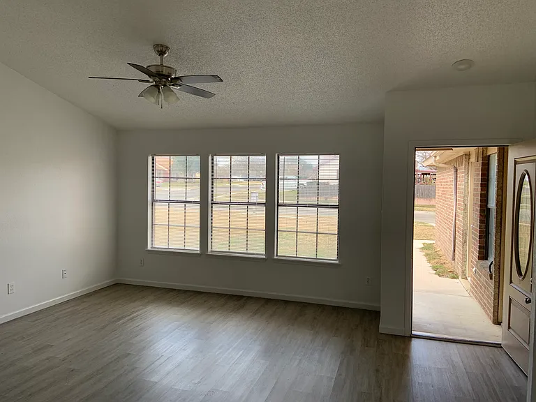 2410 Grasslands Dr — Photo 3
