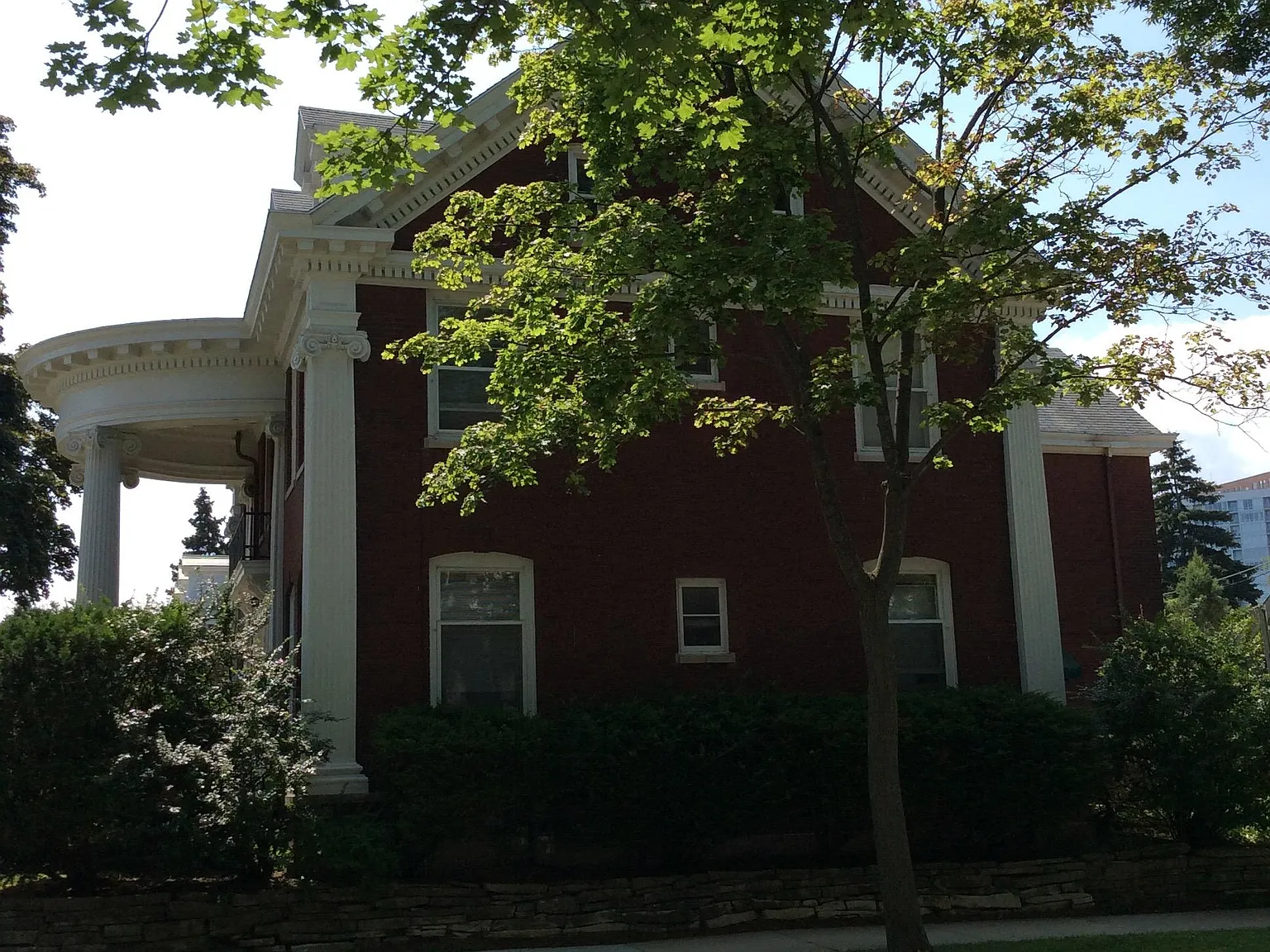 2137 N Terrace Ave — Photo 2