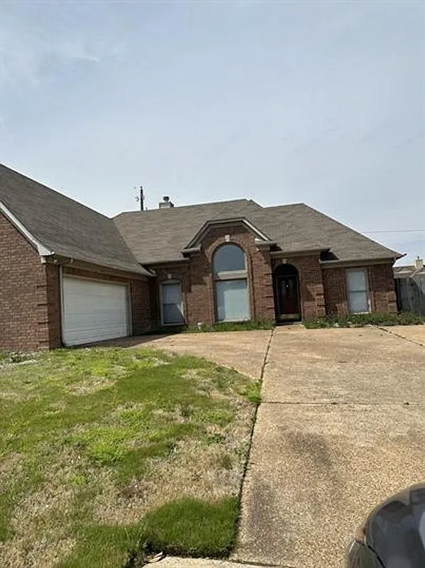 3 bed, 2.0 bath, 2070 sqft, $2,100 — Photo 1