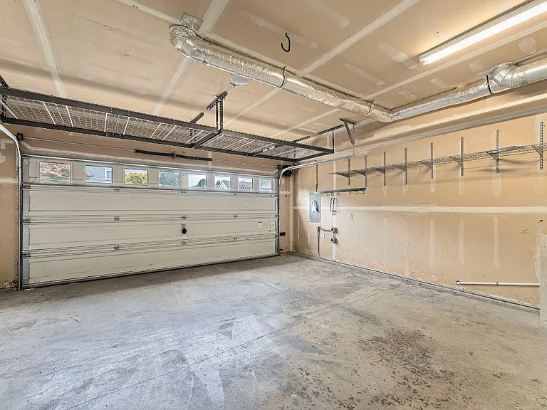 2429 Tolmie Ave — Photo 15