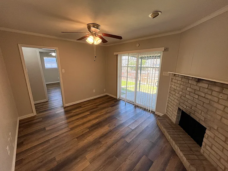 1506 Parkside Dr — Photo 3