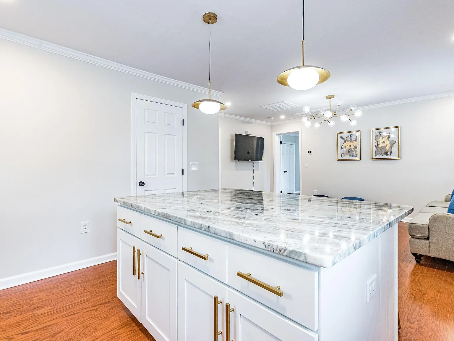 110 Jordan Ln — Photo 2