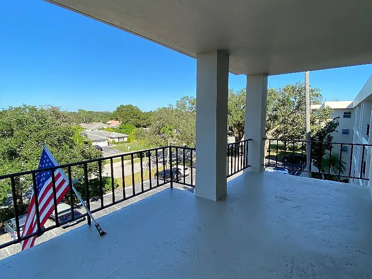 4th floor center landing.