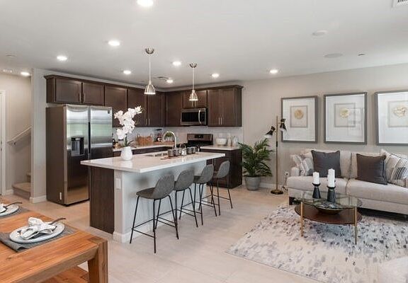 3rd image of 817 Watford Pl