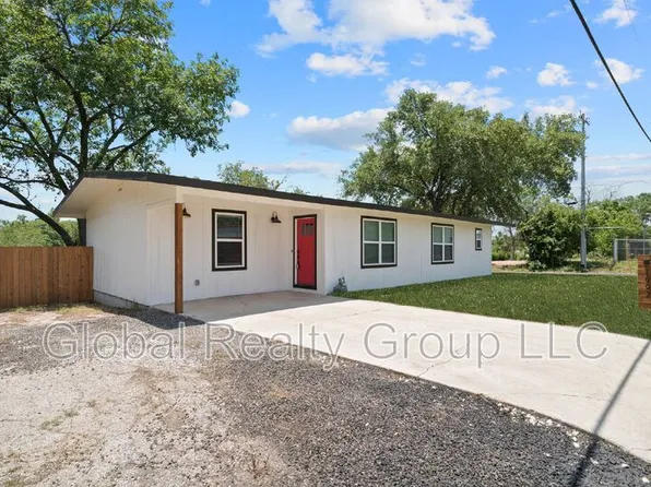 1003 Tabernacle St, Seguin, TX 78155