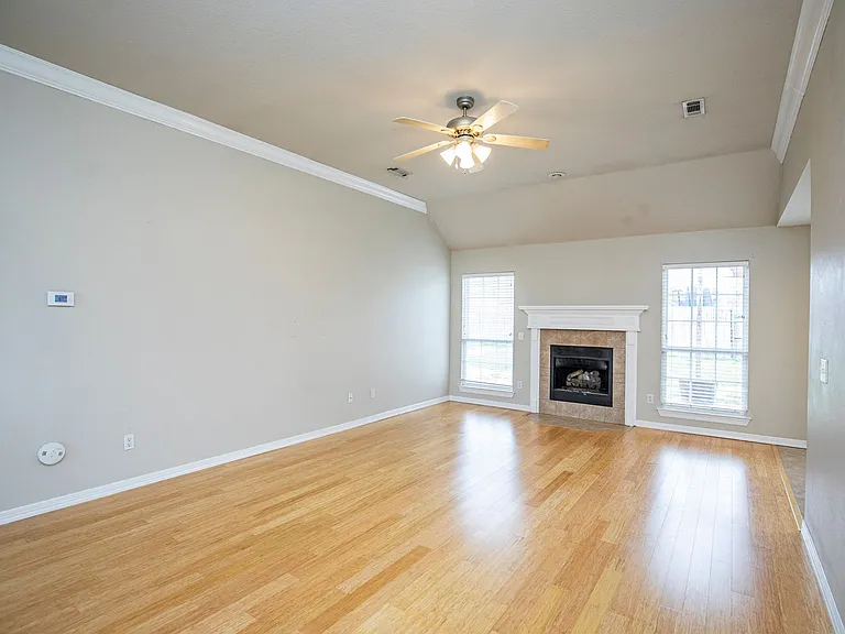 518 Topaz St — Photo 2