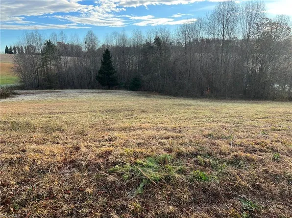 1013 Ridgeway Dr, East Bend, NC 27018