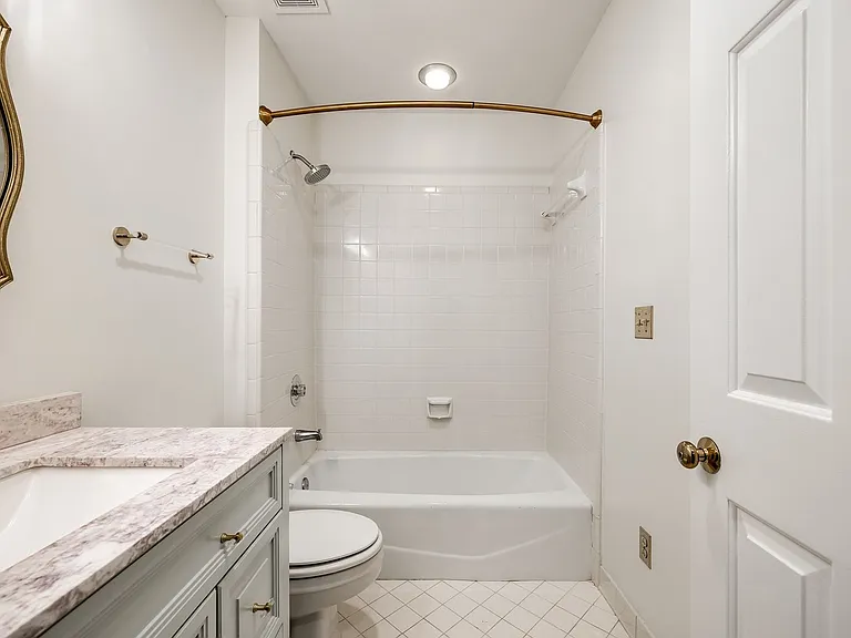 2220 Roswell Ave #B — Photo 15
