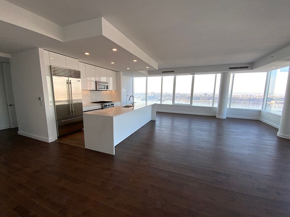 1st image of 515 W 36th St Penthouse 5B