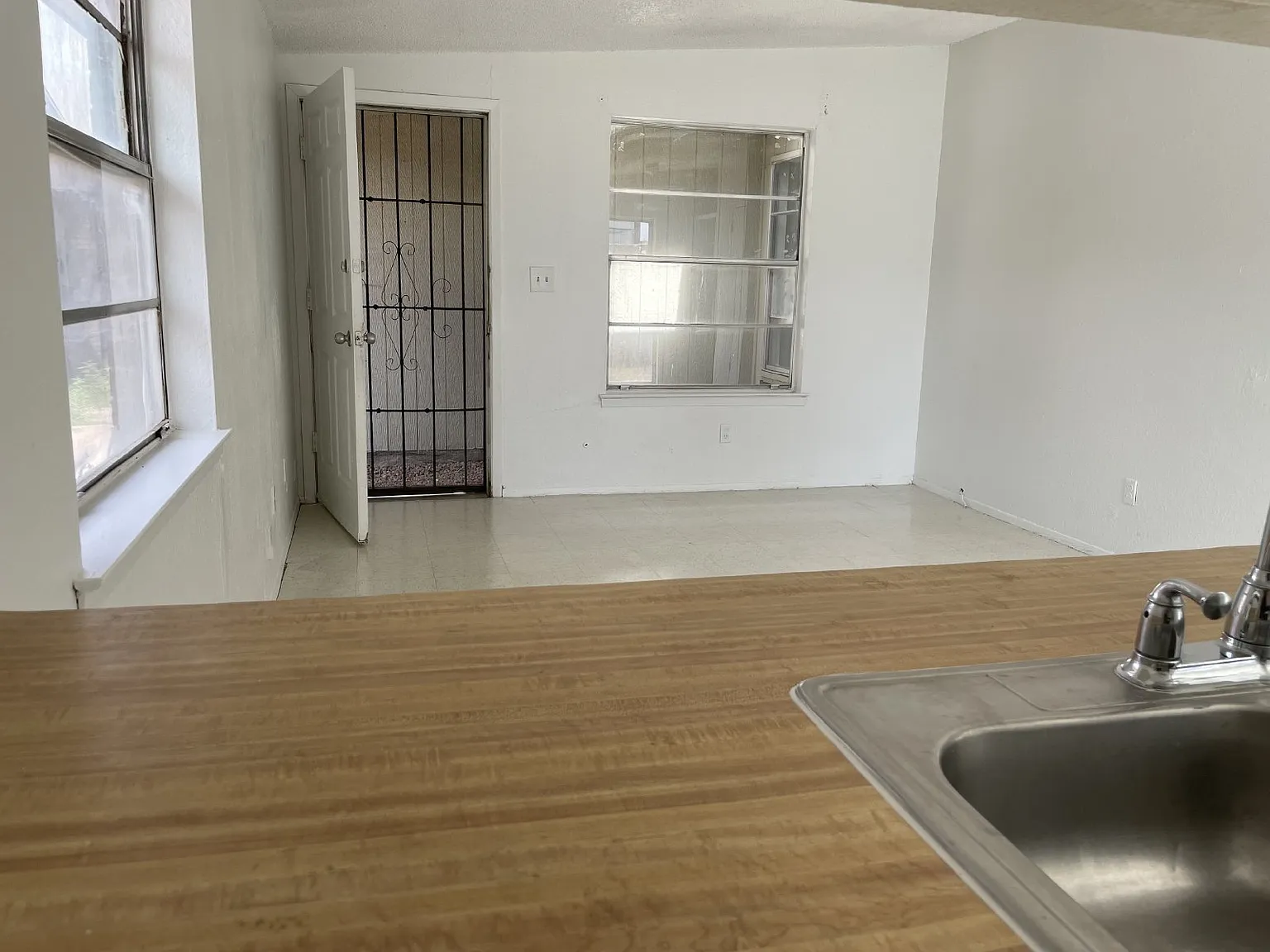 2 bed, 1.0 bath, 740 sqft, $850 — Photo 2