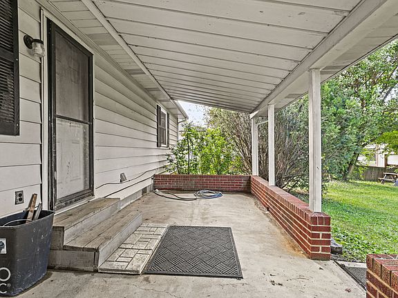 5th image of 2127 Manor Dr
