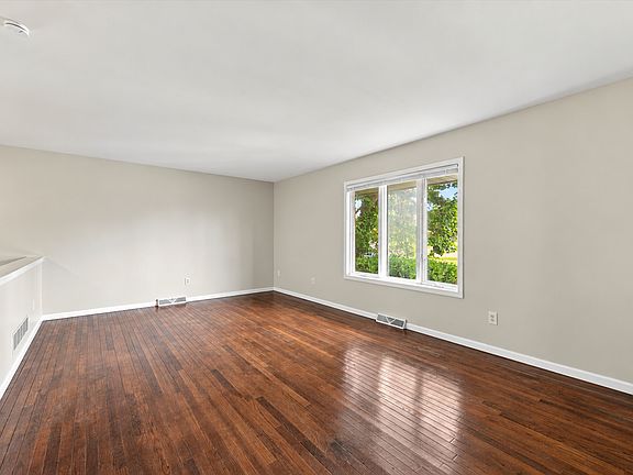 4th image of 215 Warwick Ave