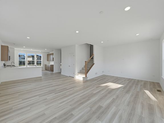 4th image of 1256 Glenmont St