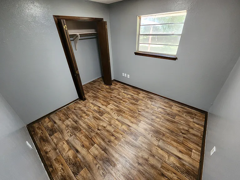 924 Crestview St — Photo 5