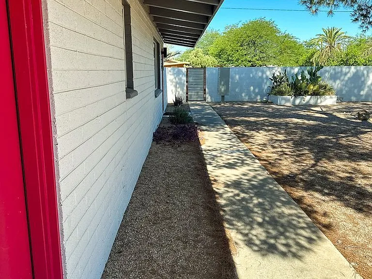 2770 N Forgeus Ave — Photo 4