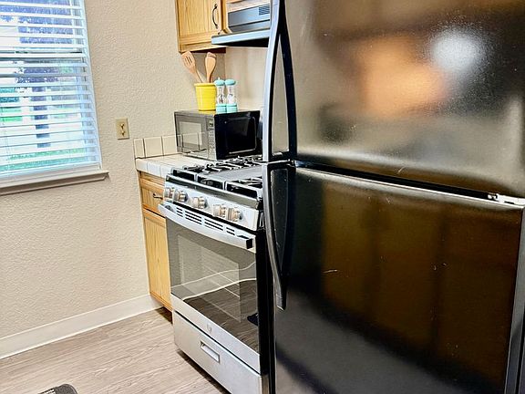 4th image of 3930 Hollister Ave #107