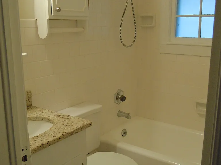 909 Rockland Ave — Photo 20