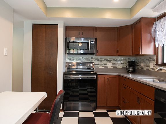 5th image of 9182 South Rd APT A