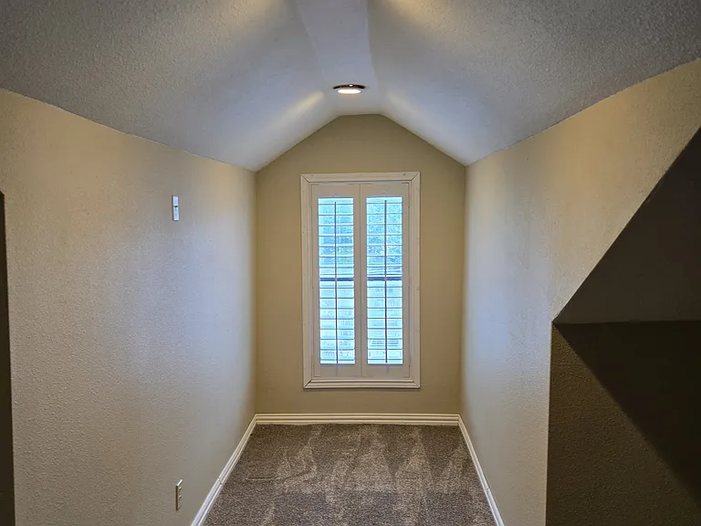 715 S Barnett Ave — Photo 17