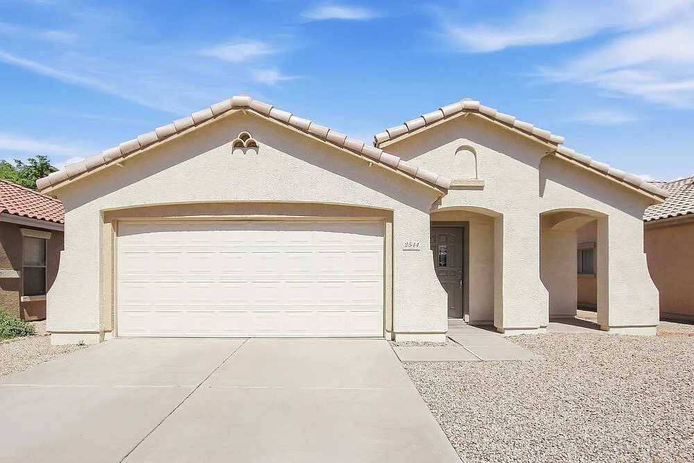 3 bed, 2.0 bath, 1548 sqft, $2,010 — Photo 1