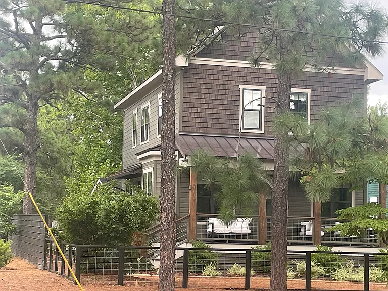 295 E Ohio Ave — Photo 32
