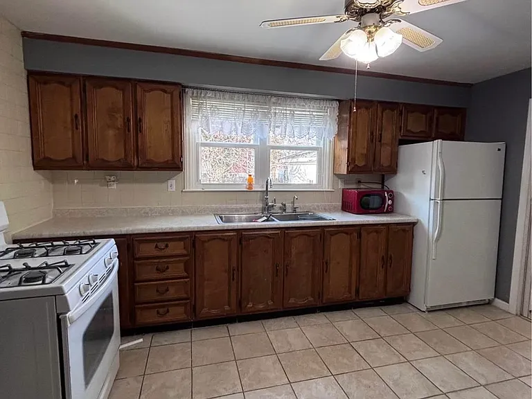 112 Harrington Ave — Photo 2