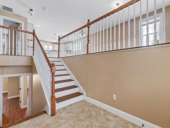 5th image of 224-224B Worcester Rd