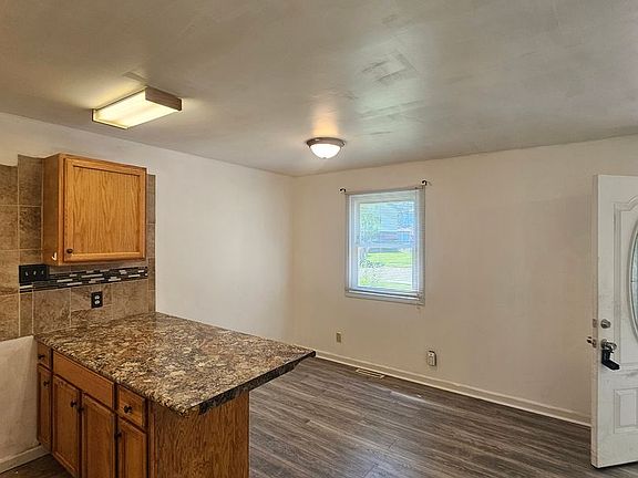 4th image of 906 Roosevelt Blvd
