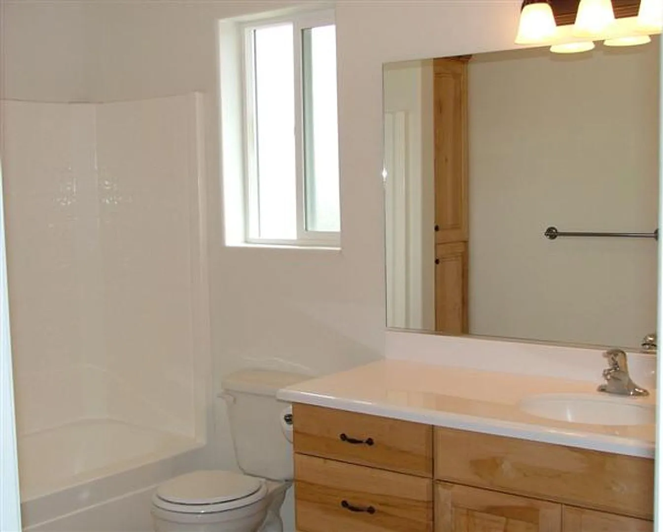 Room in 3 bed 2.5 bath townhome. — Photo 4