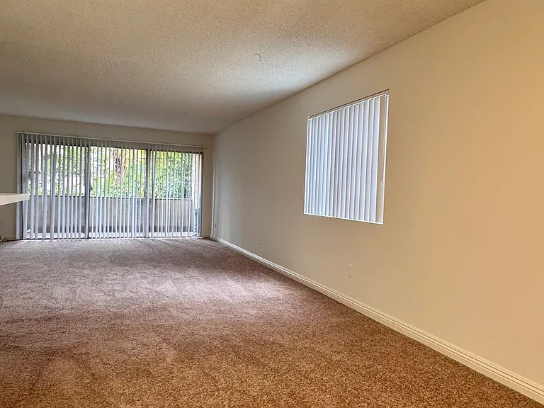 4901 Whitsett Ave #203 — Photo 2