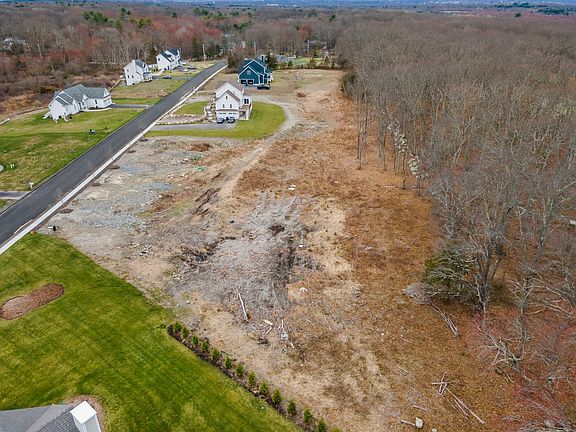 4th image of 10 Berson Rd