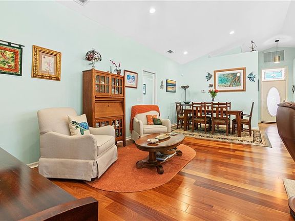4th image of 934 Lexington St