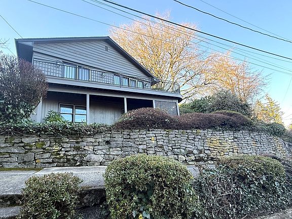 3rd image of 3919 SW Mount Adams Dr