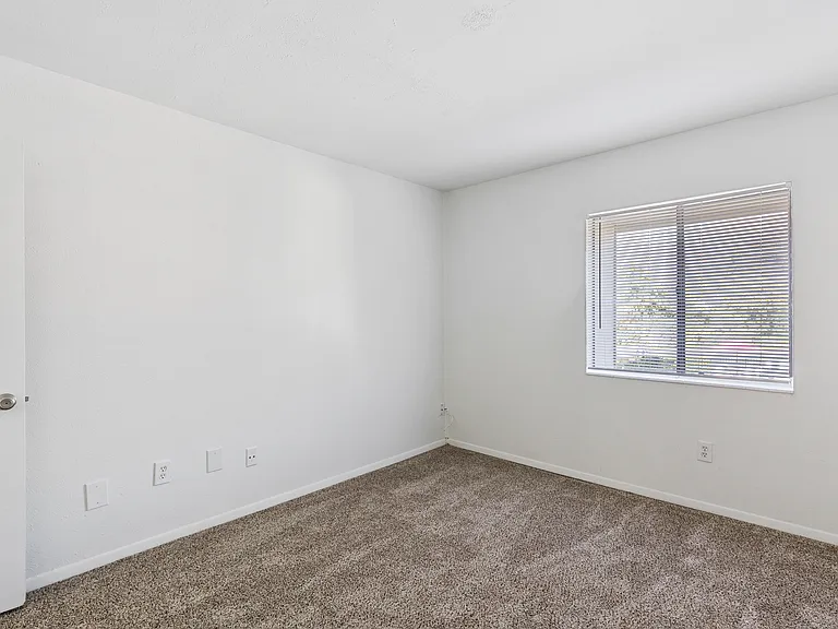Fairway Club Apartments — Photo 37