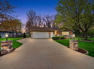 1296 Lakeview Ln, Menasha, WI 54952