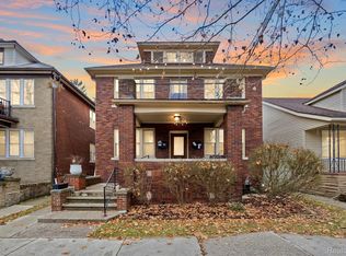 895 Beaconsfield Ave, Grosse Pointe Park, MI 48230